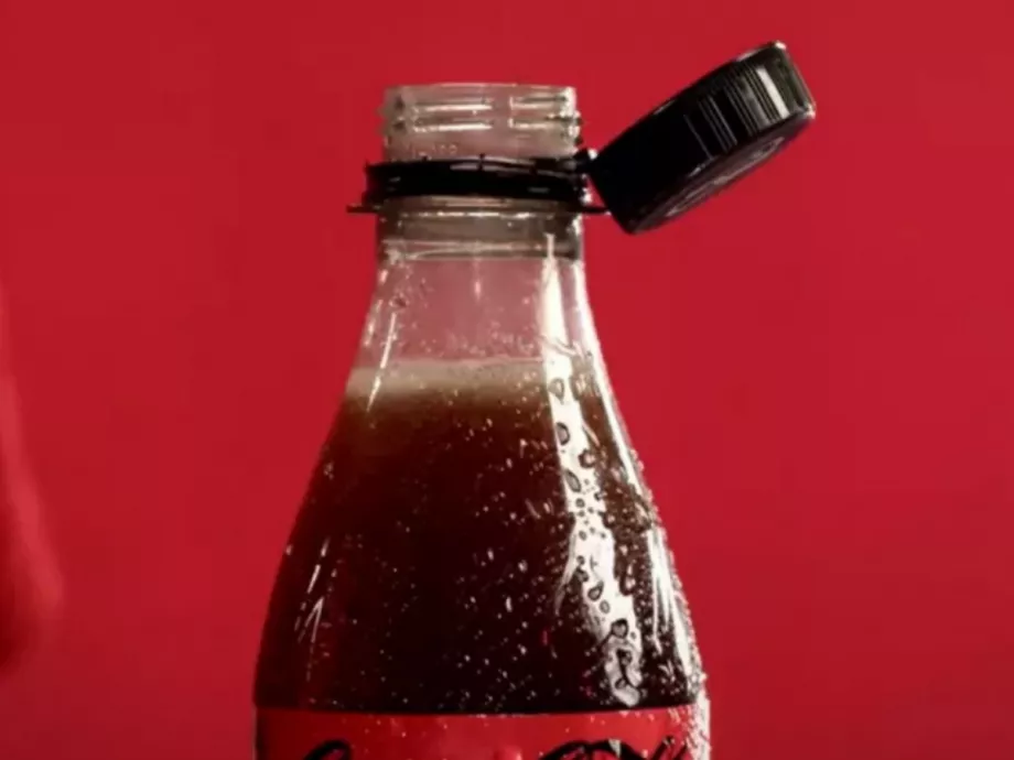 Rögzített kupakok kerülnek a Coca-Cola Magyarország italos flakonjaira
