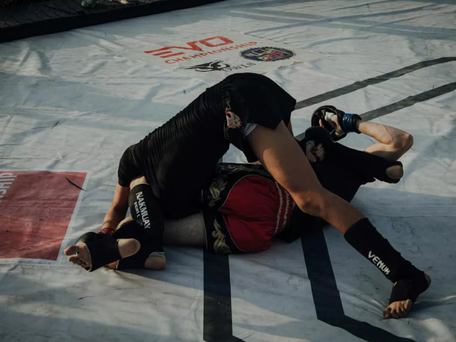 MMA-harcost „igazolt” Tucker Carlson nikotintasak-márkája