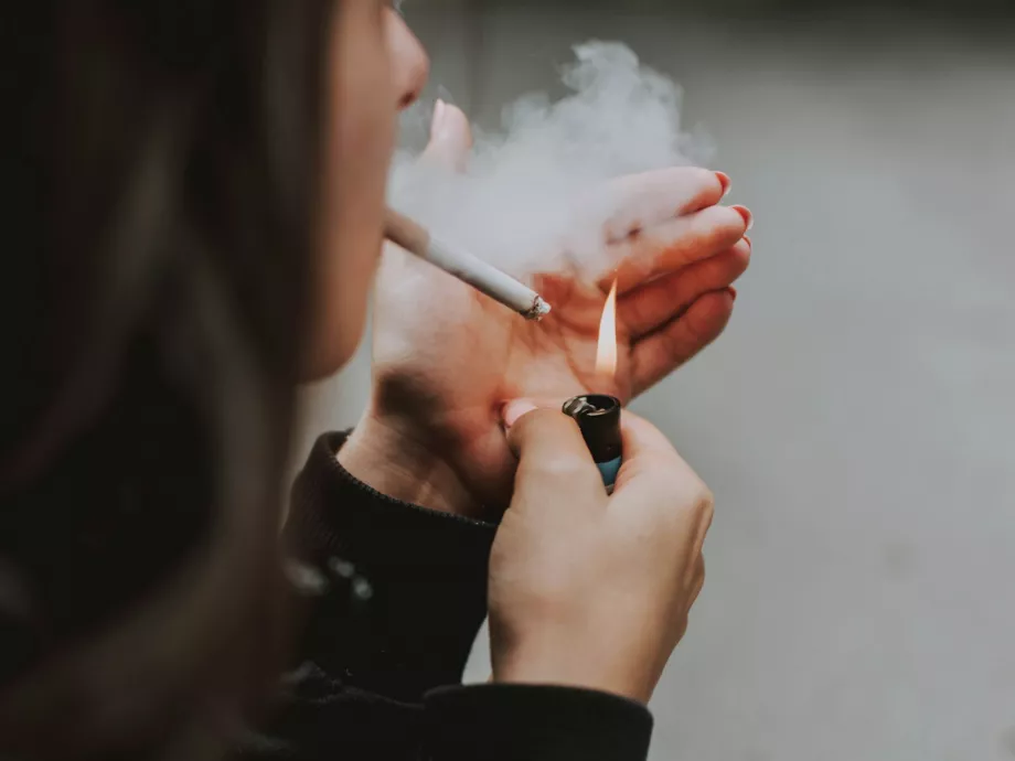 Hiába emelik az árát, arányaiban mégis olcsóbbá vált a cigi Írországban