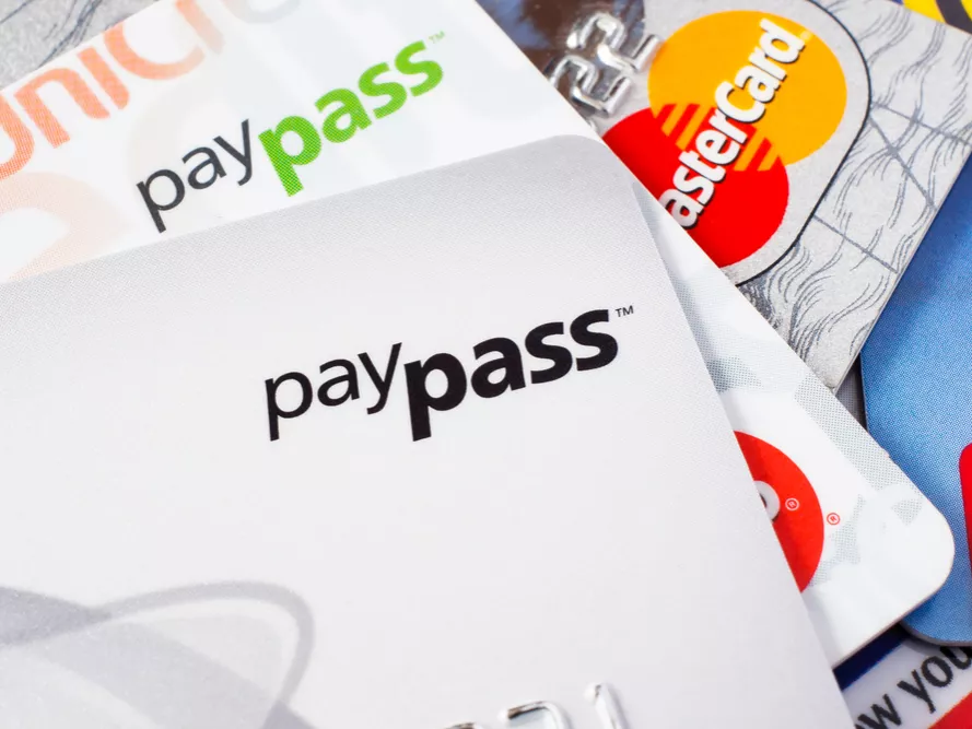 Felülkerekedtek a  paypass-os kártyák