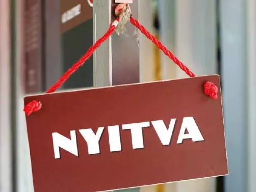 Újra nyitva lehetnek a boltok vasárnap