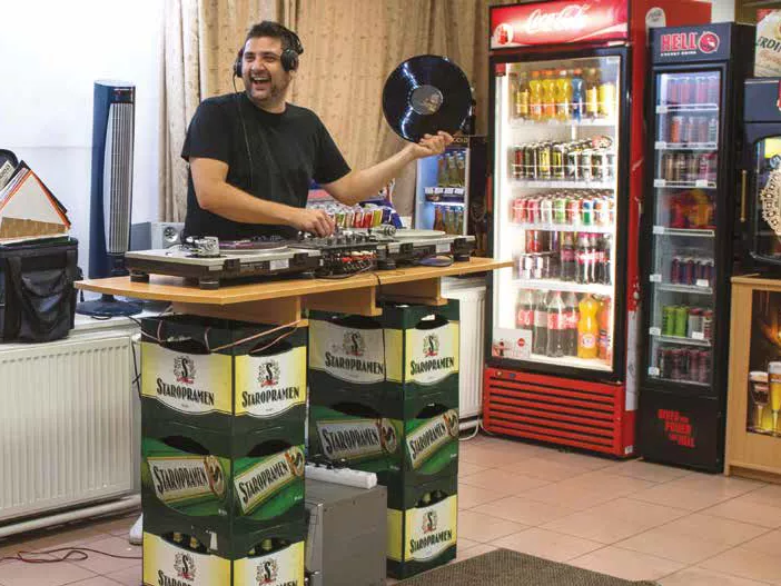A dohányboltban olykor szól a hip-hop
