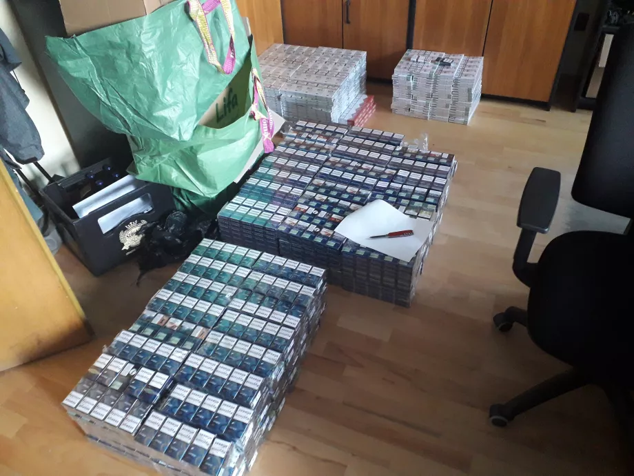 Lebuktak a telefonos cigarettacsempészek és „házipatikusok”