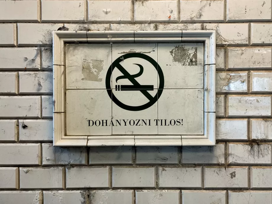 Szigorúbban lépne fel a főváros a megállóhelyi dohányzással szemben